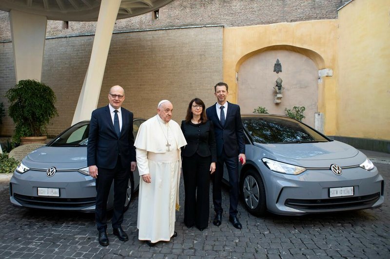 Tudi papež se bo vozil na elektriko, tokrat v avtomobilih nemške znamke (foto: volkswagen)