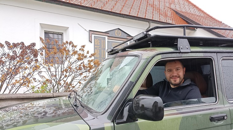 Izjemno zanimiva avtomobilska izbira priljubljenega slovenskega duhovnika. Bi mu ga pripisali? (foto: Nika Arsovski)