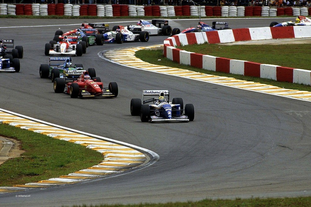 <p>Ayrton Senna je svoj dirkalnik gnal preko vseh meja, posledično bi lahko rekli, da je bil na neki način tudi žrtev manipulacije ekipe Benetton.</p>