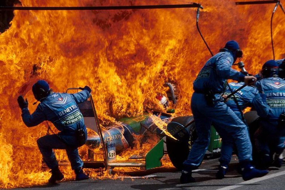 <p>Ekipa Benetton je bila leta 1994 stalno na meji pravil ali preko nje. Samo izbrisljive elektronike jim niso mogli dokazati, igranje z napravo za dolivanje goriva pa je imelo dobro vidne posledice.</p>