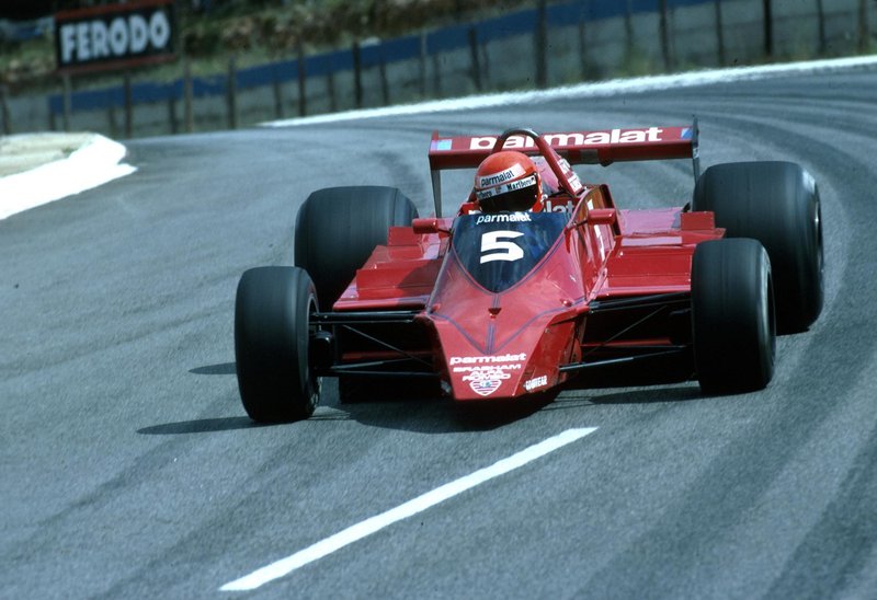 Leta 1979 so pri Brabhamu dirkalnik opremili s prirejenim podvozjem, a to ni bilo legalno.