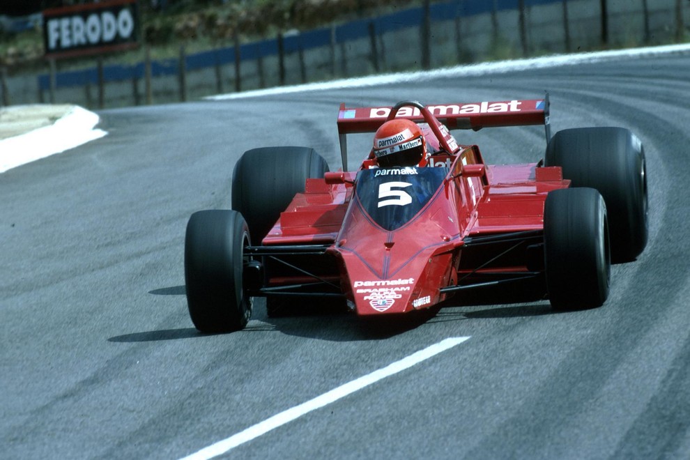 <p>Leta 1979 so pri Brabhamu dirkalnik opremili s prirejenim podvozjem, a to ni bilo legalno.</p>