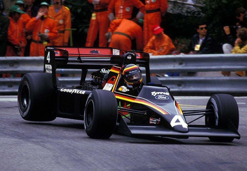 Ekipa Tyrrell je skupaj z bencinom pred koncem dirke v dirkalnik »nalila« tudi veliko majhnih svinčenih kroglic, ki so povečale težo dirkalnika. Prevaro so odkrili povsem po naključju zaradi številnih majhnih udrtin v posodi za gorivo.
