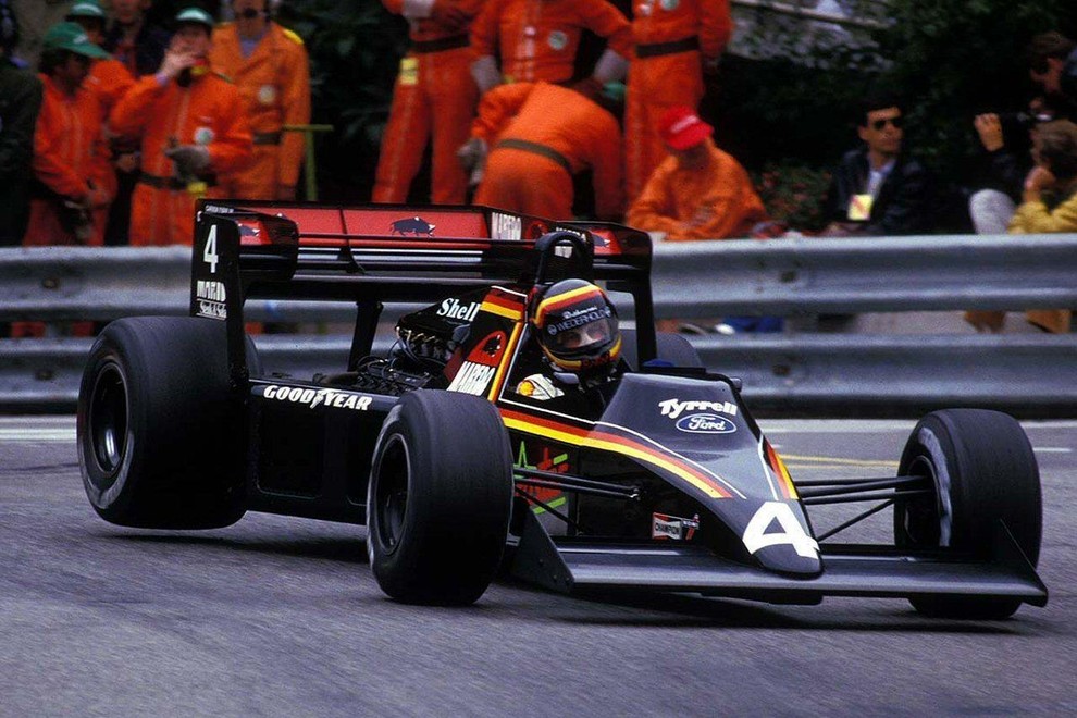 <p>Ekipa Tyrrell je skupaj z bencinom pred koncem dirke v dirkalnik »nalila« tudi veliko majhnih svinčenih kroglic, ki so povečale težo dirkalnika. Prevaro so odkrili povsem po naključju zaradi številnih majhnih udrtin v posodi za gorivo.</p>