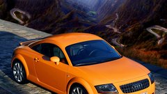 Oranžen Audi TT fotografiran od zgoraj.