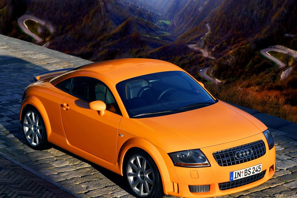 Oranžen Audi TT fotografiran od zgoraj.
