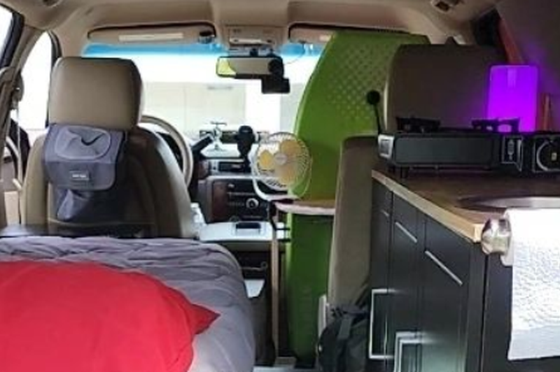 Ta možakar je imel dovolj plačevanja najemnine, zato si je dom uredil kar v prtljažniku avtomobila (foto: Instagram)