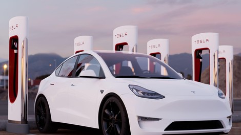 Tesla bo začela polnjenje drago zaračunavati: kar 55 evrov na uro za 'nepotrebno polnjenje'