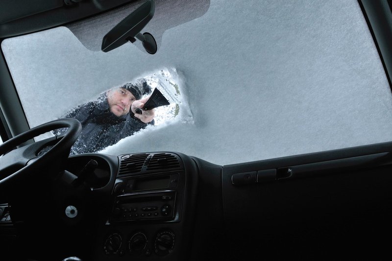 Počasi bo tu čas zmrzali. Kako učinkovito zjutraj očistiti stekla? (foto: newspress)