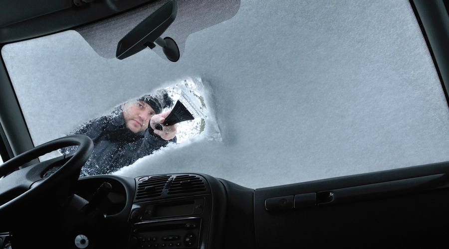 Počasi bo tu čas zmrzali. Kako učinkovito zjutraj očistiti stekla? (foto: newspress)