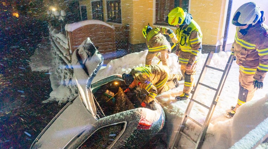 Voznik v Avstriji zgrešil most, razlog za nesrečo pa ni (na žalost) nič nenavadnega (foto: Annaberg Fire Department)