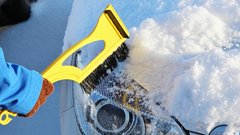 Čiščenje snega z avtomobila z metlico