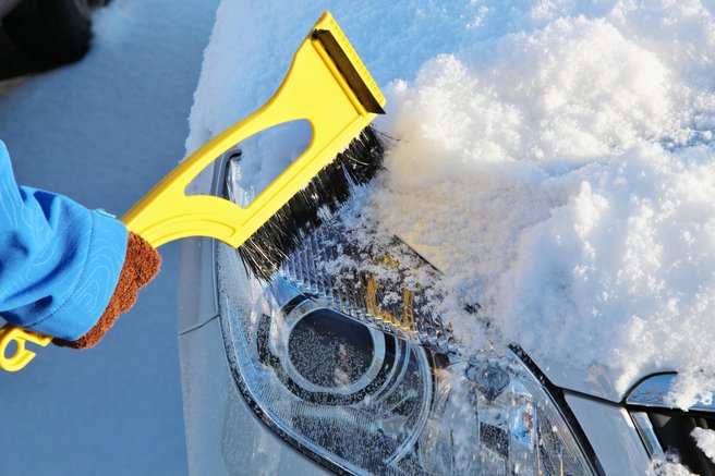 Čiščenje snega z avtomobila z metlico