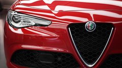Alfa Romeo maska in logotip