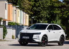 Test: DS 7 Performance Line Plus E-Tense 300 4x4 EAT8 - Obleka ne naredi  človeka