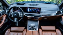 <p>V notranjosti je X5 dobil malodane vse najnovejše tehnološke sladkorčke iz BMW-jevega nabora. Vzdušje je prefinjeno. Občutek tradicionalnosti udobja v testnem avtomobilu ohranja merino usnje, sicer pa je na razpolago tudi veganska različica.</p>