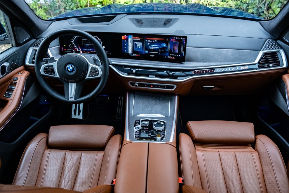 <p>V notranjosti je X5 dobil malodane vse najnovejše tehnološke sladkorčke iz BMW-jevega nabora. Vzdušje je prefinjeno. Občutek tradicionalnosti udobja v testnem avtomobilu ohranja merino usnje, sicer pa je na razpolago tudi veganska različica.</p>