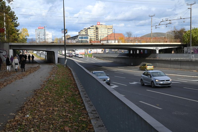 Prenavljali bodo nadvoz nad Dunajsko cesto. Zaradi tega pričakujte prometni kaos. (foto: Žiga Živulović j.r./Bobo)