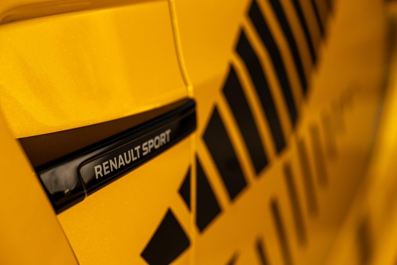 Črne nalepke na karoseriji jemljem kot poklon prepoznavni estetiki in barvni kombinaciji, ki se poslavlja skupaj z Renaultovo športno znamko.