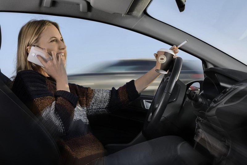 Ne le mobilni telefoni, tudi druge dejavnost, ki niso povezane z vožnjo, precej zmanjšujejo našo pozornost.