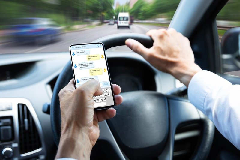 Bolj kot telefoniranje je nevarno brskanje po mobilnem telefonu in usmerjanje pogleda stran od ceste.