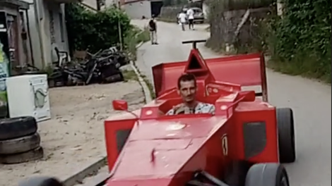 V Bosni očitno živi mojster, ki je kar sam izdelal dirkalnik Formule 1! (VIDEO)