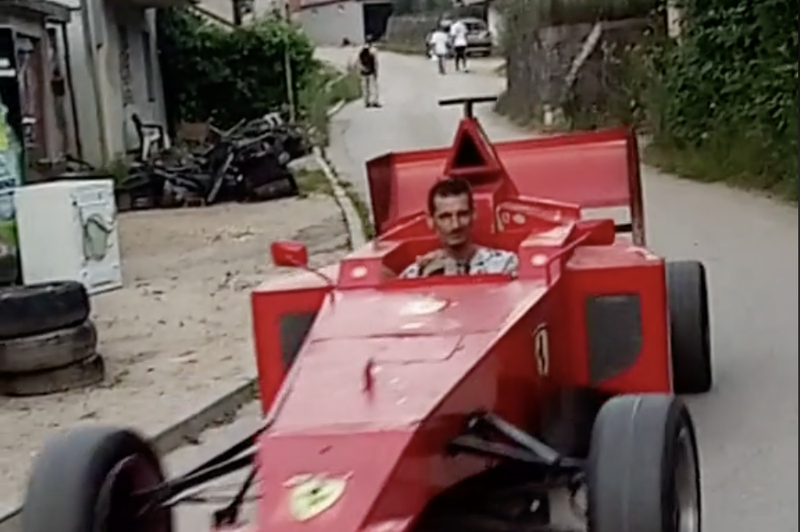 V Bosni očitno živi mojster, ki je kar sam izdelal dirkalnik Formule 1! (VIDEO) (foto: Tik Tok - Zizi Zizko)