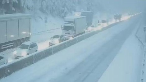 Sneg že povzroča velike težave v prometu. Zapore so tudi na avtocesti