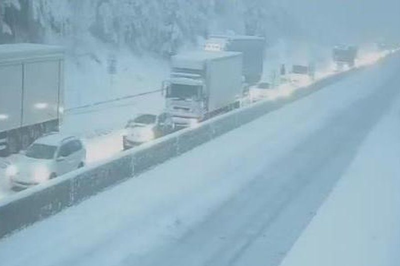 Sneg že povzroča velike težave v prometu. Zapore so tudi na avtocesti (foto: Facebook/neurje.si)