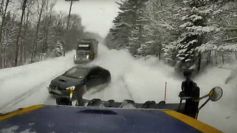 Snežni plug je dobesedno zarezal v Subaruja WRX ... (VIDEO)