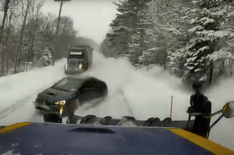 Snežni plug je dobesedno zarezal v Subaruja WRX ... (VIDEO) (foto: Zajem zaslona/Youtube)