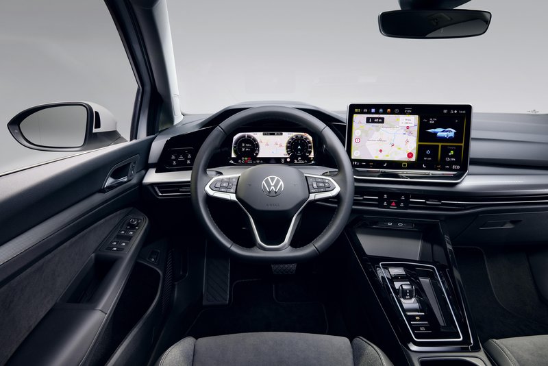 Več sprememb v notranjosti: nova generacija infozabavnega sistema naj bi precej olajšala življenje vozniku. Tudi materiali v kabini so izboljšani. In nadležna senzorska stikala so se končno poslovila z volana.