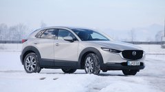 Štirikolesni pogon Mazda sicer ponuja, ampak dobro premislite, če ga potrbujete. Dobra zimska obutev in 175 mm oddalejnosti od tal bo dovolj za uničen makadam in kup snega.