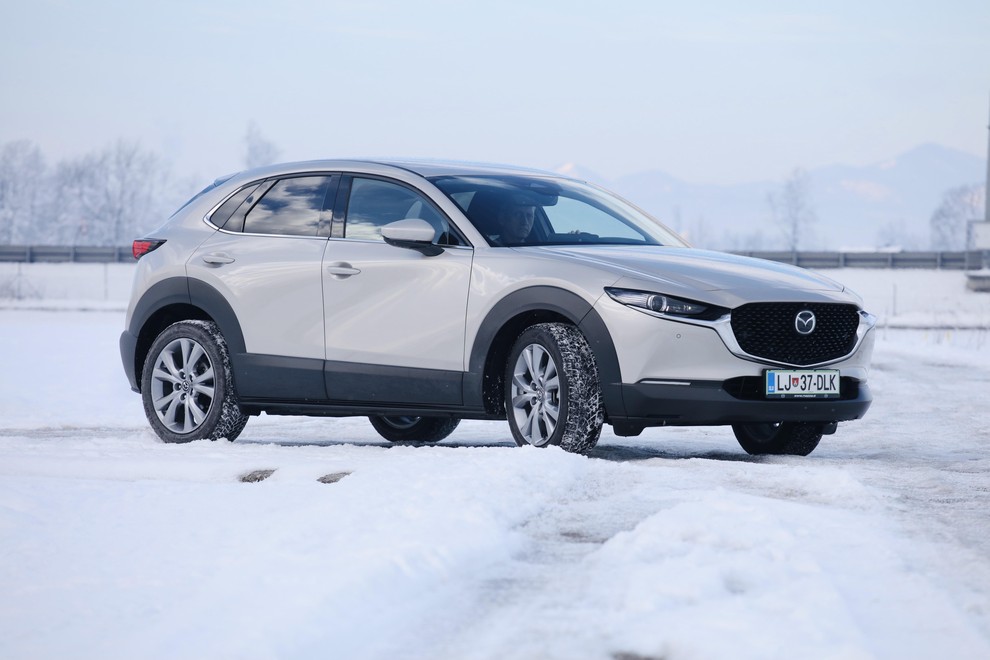 Štirikolesni pogon Mazda sicer ponuja, ampak dobro premislite, če ga potrbujete. Dobra zimska obutev in 175 mm oddalejnosti od tal bo dovolj za uničen makadam in kup snega.