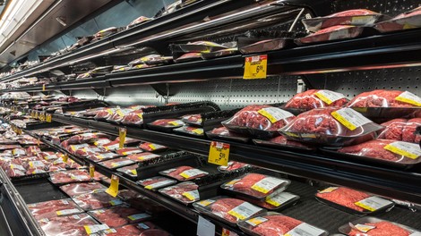 Pakirano meso v živilski trgovini