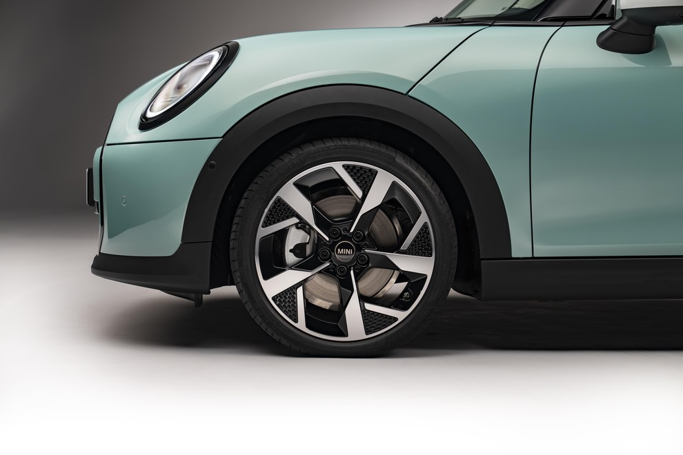 Mini Cooper S Čeprav si lahko privošči skoraj vsak avtomobil na svetu, je Mbappé po opravljenem vozniškem izpitu presenetil z …