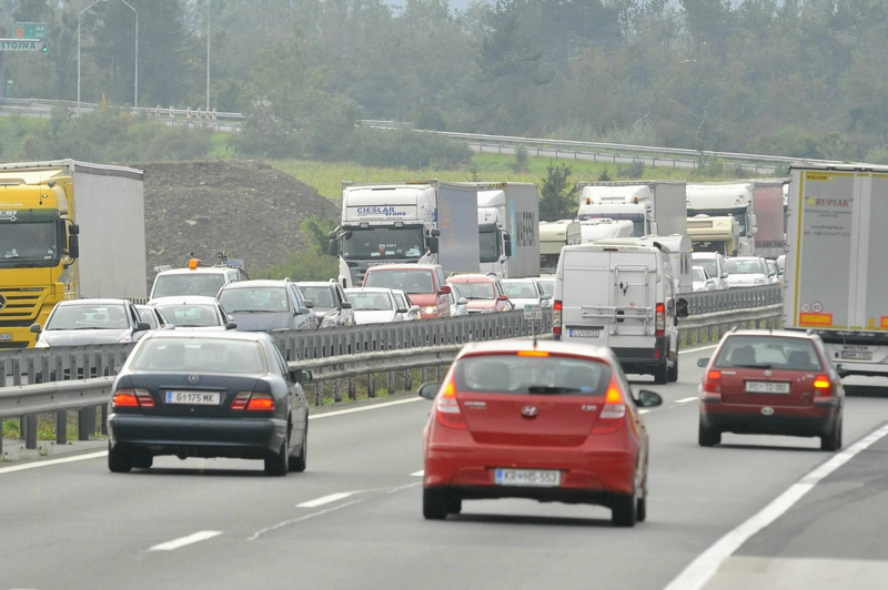 Promet znova zgoščen, ponekod ga ovira tudi sneg (foto: Žiga Živulovič jr./Bobo)