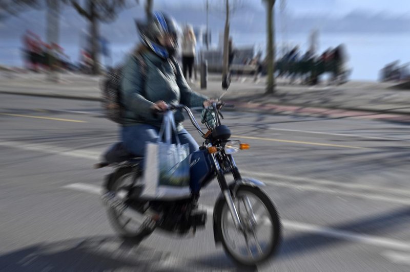 Kako si z mopedom pridelati 2.200 evrov kazni? Ta voznik pozna odgovor (foto: Profimedia)