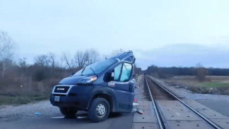 BRUTALNO! Vlak je kombi dobesedno razpolovil, voznik pa odkorakal popolnoma nepoškodovan (VIDEO)