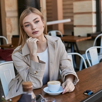 Zakaj v lokalu ob kavi postrežejo vodo? Številni mislijo, da je za pitje, a resnica je precej drugačna