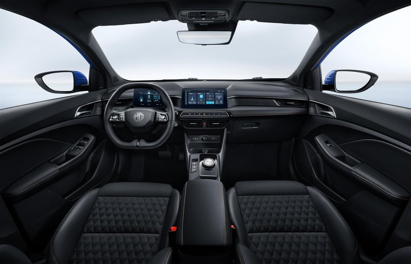 Pred voznikom je sedempalčni digitalni zason merilnikov, osrednji zaslon pa meri 10,25 palca.