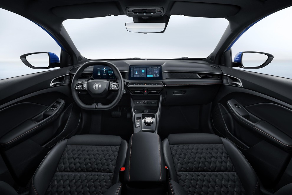 Pred voznikom je sedempalčni digitalni zason merilnikov, osrednji zaslon pa meri 10,25 palca.