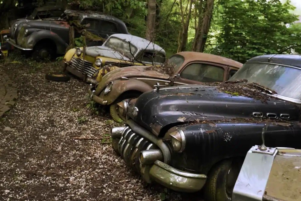 V gozdu propada večmilijonska zbirka kultnih avtomobilov. In to namenoma ... Le zakaj?!
