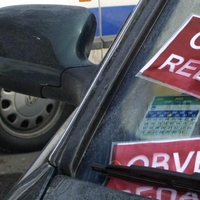 Ljubljanski redar pojasnil, kaj pomenijo različne barve obvestil, ki vas ob prekršku pričakajo na vašem avtomobilu