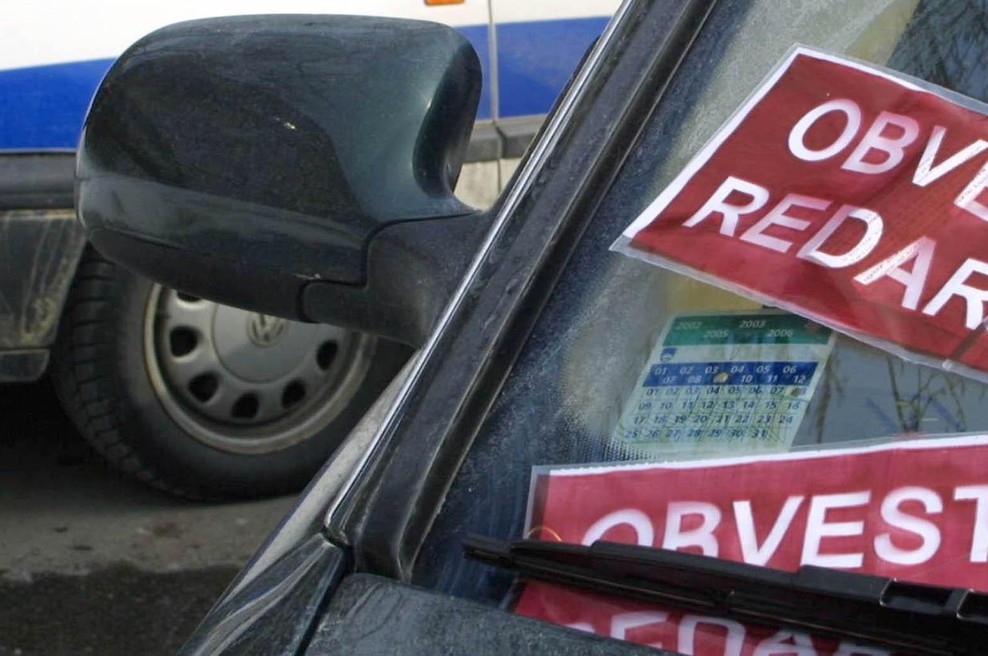 Ljubljanski redar pojasnil, kaj pomenijo različne barve obvestil, ki vas ob prekršku pričakajo na vašem avtomobilu (foto: Tina Kosec/Bobo)