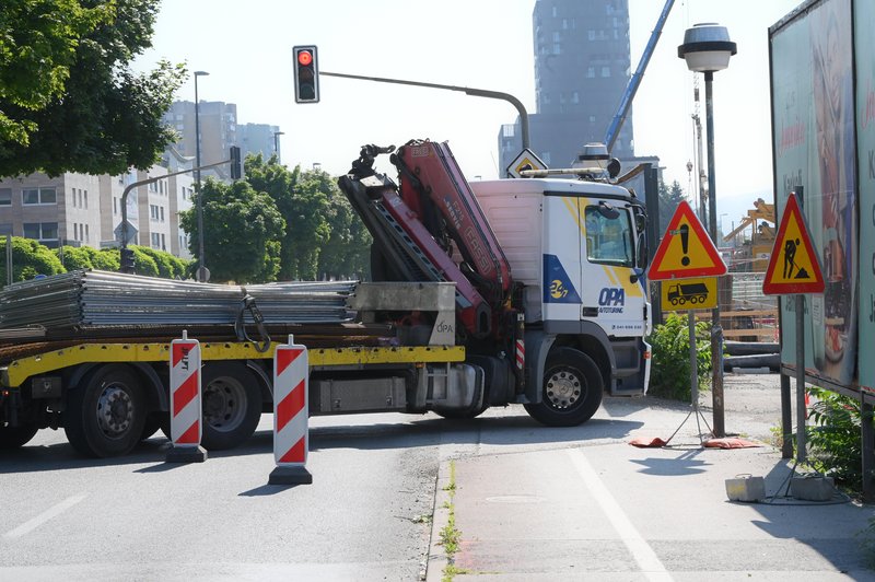 Promet na tej ljubljanski cesti bo v naslednjih dneh močno oviran. Zastoje pričakujte tudi na okoliških ulicah .... (foto: Žiga Živulović Jr./Bobo)