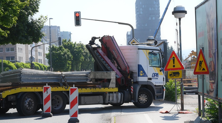 Promet na tej ljubljanski cesti bo v naslednjih dneh močno oviran. Zastoje pričakujte tudi na okoliških ulicah .... (foto: Žiga Živulović Jr./Bobo)