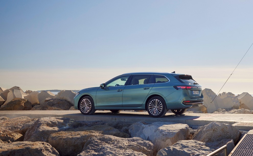 Rak (21. 6.–22. 7.) → Volkswagen Passat Variant Rak ceni družino, toplino in praktičnost. Karavan Passat je zanesljiv družinski avto, …