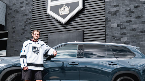 Slovenski hokejski as lige NHL Anže Kopitar je v svoji garaži ob številnih modelih parkiral ta nov model ...