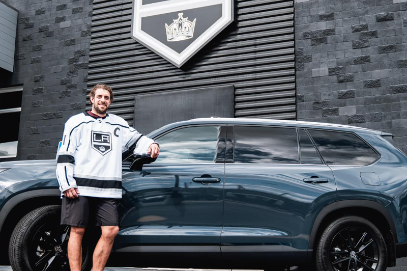 Slovenski hokejski as lige NHL Anže Kopitar je v svoji garaži ob številnih modelih parkiral ta nov model ... (foto: Facebook)